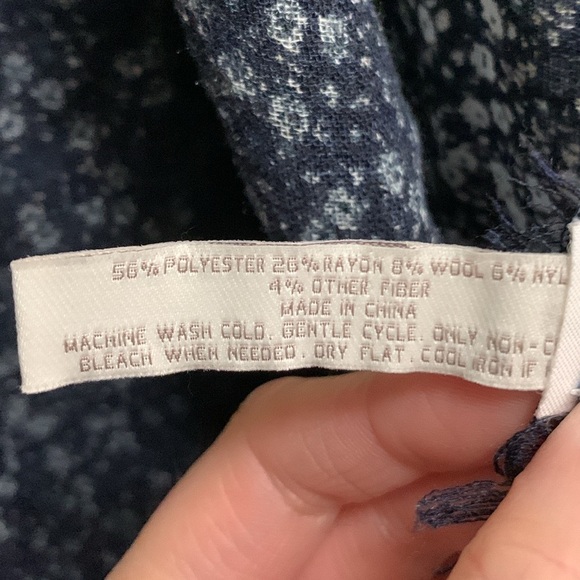 Ann Taylor Loft Factory Navy Blue Ditsy Floral Shawl Scarf Wrap Poly Wool Rayon - Picture 5 of 8